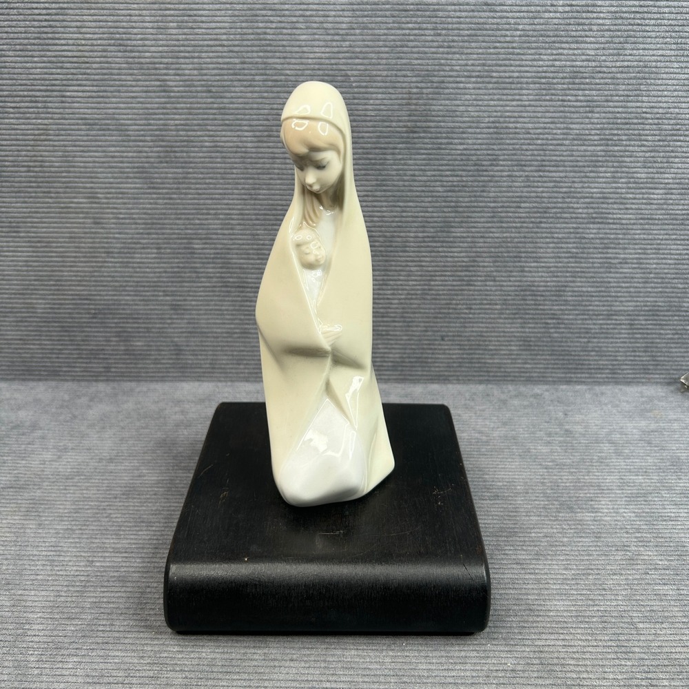 Lladro Madonna Kneeling Virgin Mary Porcelain Figurine Cream Glossy Spain 5128